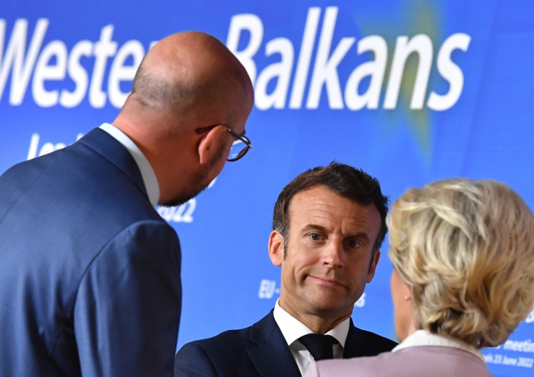 Emmanuel Macron (pośrodku) Rosjanie dziękują Macronowi. Twierdzą, że przechwycili francuską broń przeznaczoną dla Ukrainy