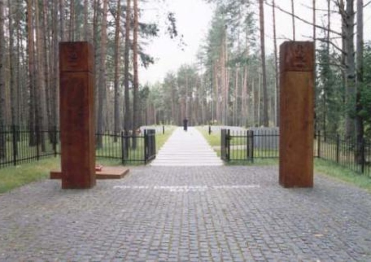 Cmentarz ofiar zbrodni katyńskiej  Rosjanie usunęli polskie flagi w Katyniu