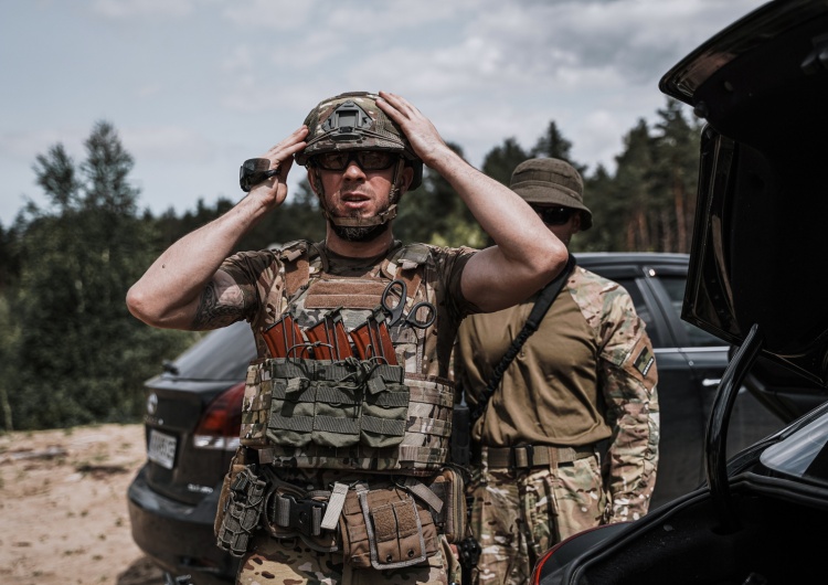 Ukraiński żołnierz przed wyjazdem na poligon 
