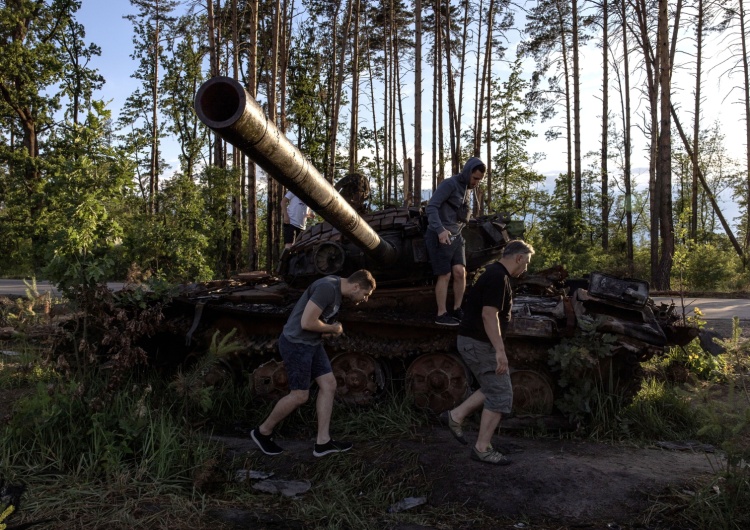 Zniszczony rosyjski czołg w pobliżu Irpienia Washington Post: Rosyjskie wojsko wkrótce wyczerpie swoje możliwości bojowe i będzie zmuszone do wstrzymania ofensywy