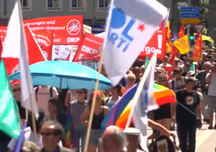 Protesty przed szczytem G7 Niemcy: W związku ze szczytem G7 aktywiści klimatyczni zablokowali ministerstwo finansów