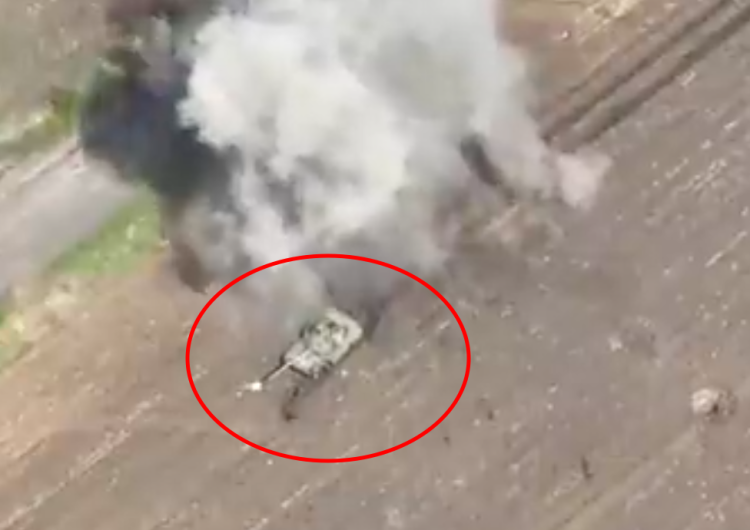  [WIDEO] Rosyjski żołnierz jak gdyby nic postanowił przejechać przez zaminowane pole. Nagranie podbija sieć