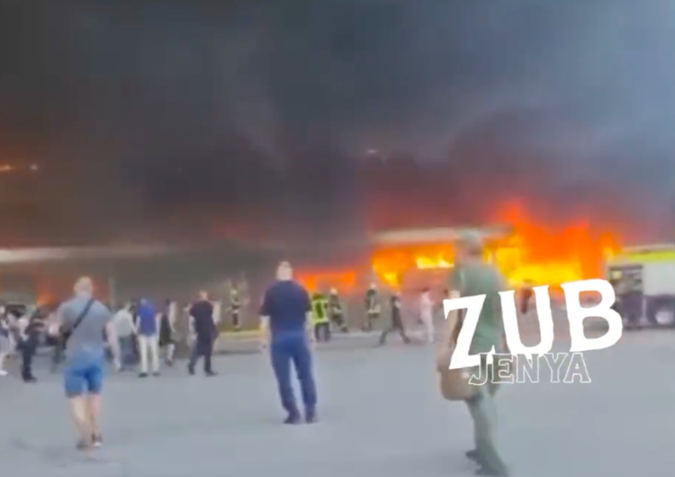  [WIDEO] Rosyjski pocisk trafił w centrum handlowe w Krzemieńczuku, gdzie było ponad tysiąc osób. Jest nagranie