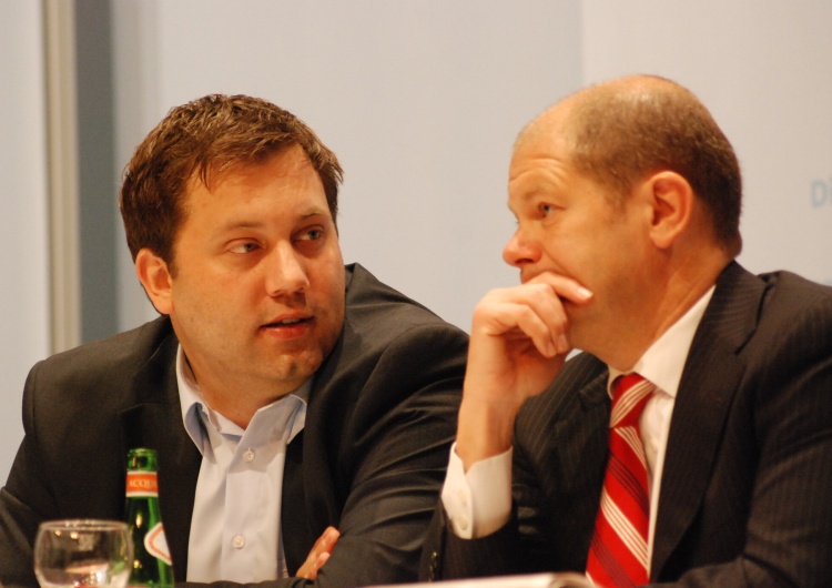 Od lewej: Lars Klingbeil, Olaf Scholz Szef partii kanclerza Scholza w Warszawie. Mówił o „mądrym przywództwie” Niemiec w Europie