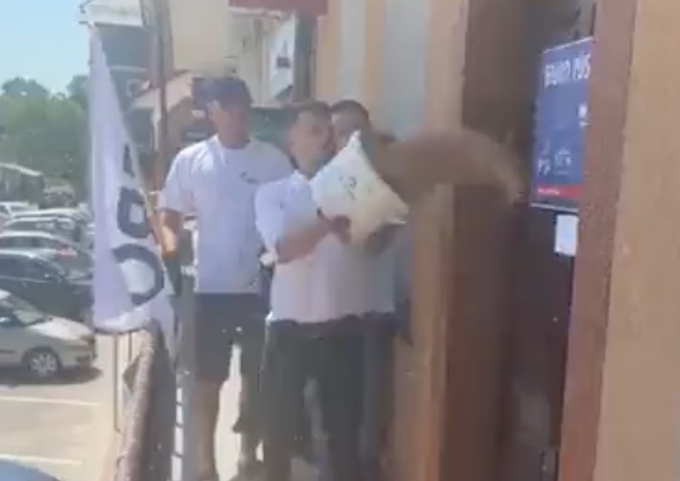  Protest AgroUnii. Kołodziejczak wysypał zboże przed biurem poselskim ważnego polityka PiS [WIDEO]