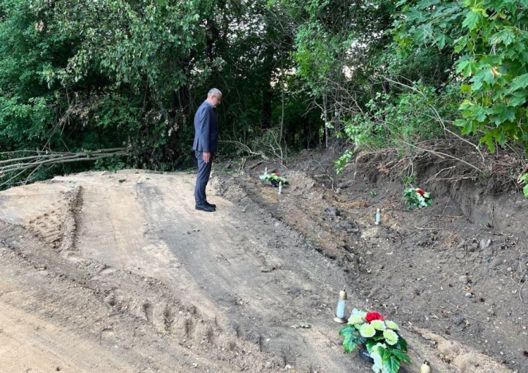  Białoruś: Polski dyplomata złożył kwiaty na zniszczonych grobach żołnierzy AK w Mikuliszkach
