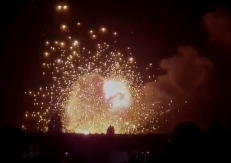 Wielka eksplozja w Nowej Kachowce [FOTO] Skuteczny atak Ukraińców. Tak wyglądają zniszczenia po wielkiej eksplozji w Nowej Kachowce