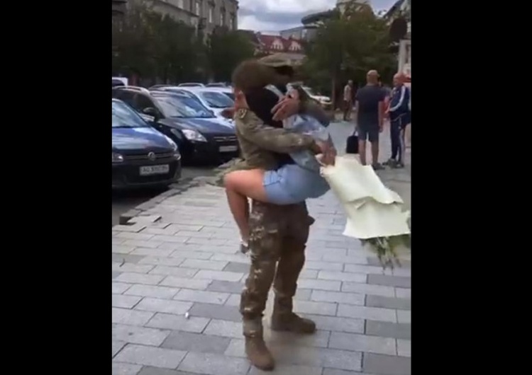 Ukraiński żołnierz zrobił swojej partnerce niespodziankę  Ukraiński żołnierz zrobił swojej partnerce niespodziankę. Wzruszające nagranie obiegło sieć [WIDEO]