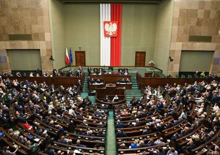  [najnowszy sondaż] Zjednoczona Prawica na czele, Konfederacja i PSL poza Sejmem