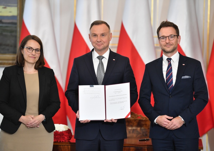 Andrzej Duda podpisał ustawę o wakacjach kredytowych Prezydent Andrzej Duda podpisał ustawę o wakacjach kredytowych