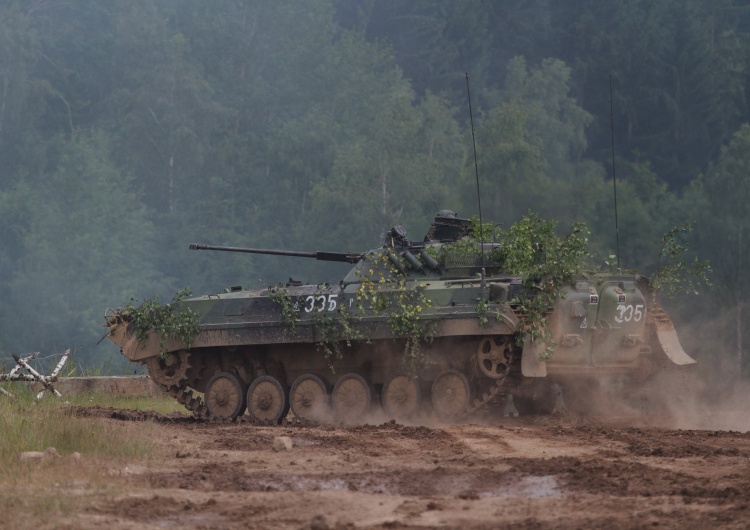 Bojowy wóz piechoty BMP-2 Co się dzieje na Białorusi? Zauważono specjalnie oznaczone pojazdy opancerzone