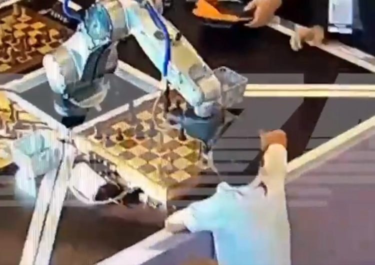 Robot szachowy  Szachowy robot złamał 7-latkowi palec. Organizatorzy obarczają winą chłopca [WIDEO]