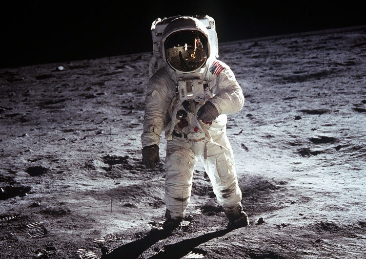 Buzz Aldrin Członek pierwszej udanej wyprawy na Księżyc sprzedał swoją kurtkę. Kosmiczna cena