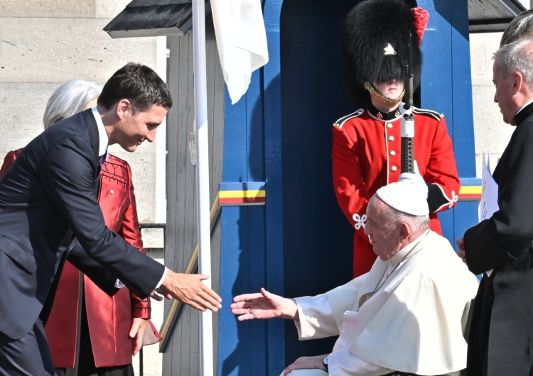 Papież Franciszek i premier Justin Trudeau Franciszek wezwał rządzących Kanadą do przeciwstawiania się kolonizacji ideologicznej