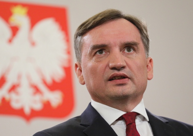 Zbigniew Ziobro Zbigniew Ziobro: Mam nadzieję, że te informacje się nie potwierdzą, bo oznaczałoby to, iż Polska znowu ustąpiła eurokratom i Niemcom