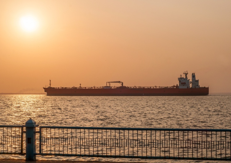  „Daily Telegraph”: Chińska flota tankowców odbiera rosyjską ropę na środku Atlantyku