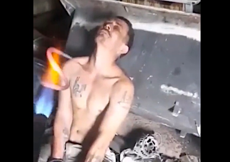 Rosjanin pozwala wypalić sobie symbol rosyjskiej agresji na Ukrainę „Za sawiety!” Szokujące nagranie Rosjanina wypalającego sobie na piersi symbol rosyjskiej agresji na Ukrainę [WIDEO]