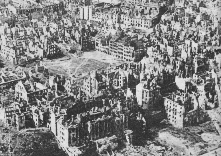 Warszawa zniszczona podczas II wojny światowej przez Niemców / Wikipedia/M.Świerczyński „Sprawa reparacji powinna być konsekwentnie stawiana przez wszystkie siły polityczne w Polsce”
