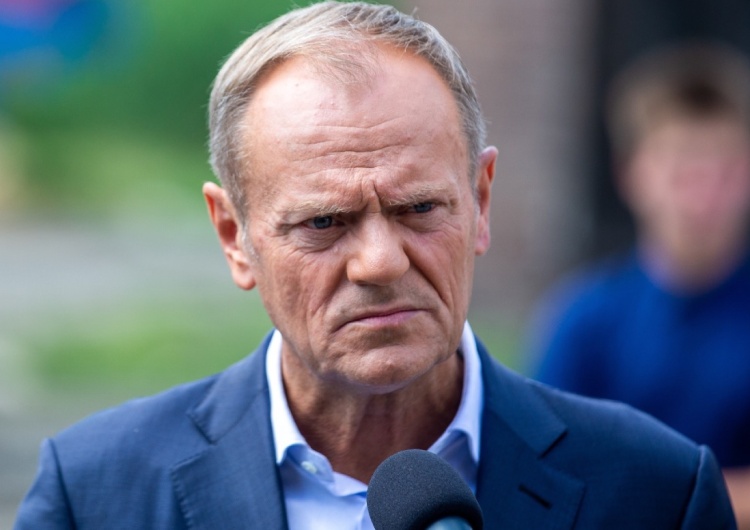 Donald Tusk Zapytano Polaków o groźby Tuska wobec prezesów TK i NBP. „Nawet wyborcy opozycji…” [SONDAŻ]