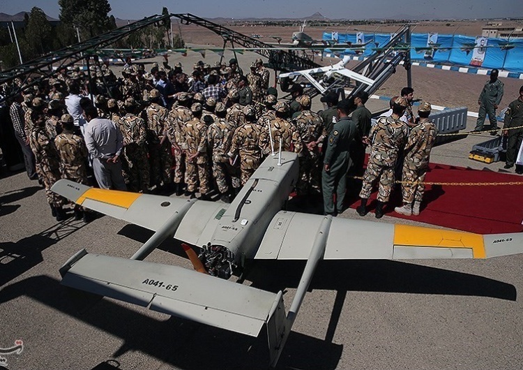 Irański dron Mohajer 4 / Wikipedia CC BY 4,0 Tasnim News Agensy Nieoficjalnie: Iran wysłał Rosjanom pierwszą partię dronów bojowych