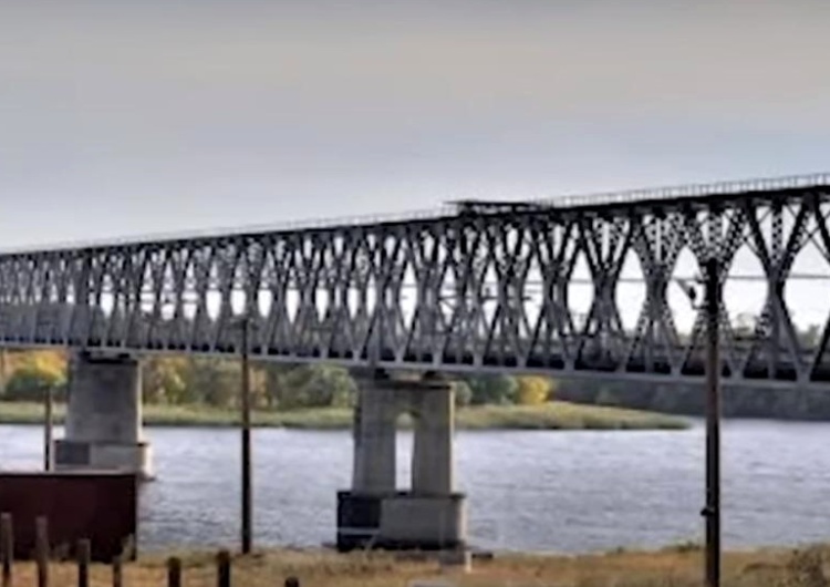 Most kolejowy w Chersoniu  „Odczuwają zagrożenie”. Rosjanie umieścili tajemnicze konstrukcje w pobliżu mostów w Chersoniu