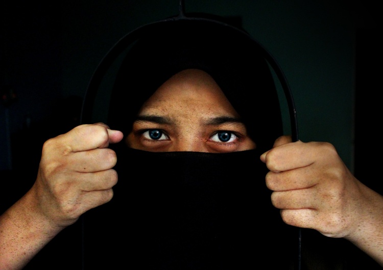 zdjęcie poglądowe Muzułmance zakazano noszenia chusty na szkoleniu. ONZ interweniuje: Francja naruszyła prawa obywatelskie