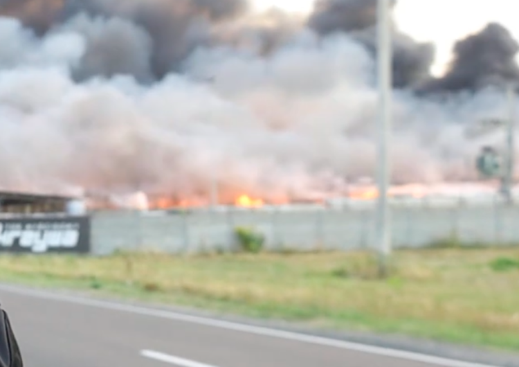  Potężny pożar na Dolnym Śląsku. Płonie zakład produkujący paliwa [WIDEO] 