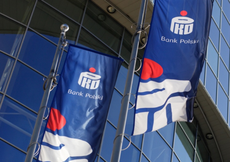 Flagi przed siedzibą centrali PKO Banku Polskiego Nieoczekiwana rezygnacja Iwony Dudy z funkcji szefa PKO BP. Znamy nazwisko nowego prezesa