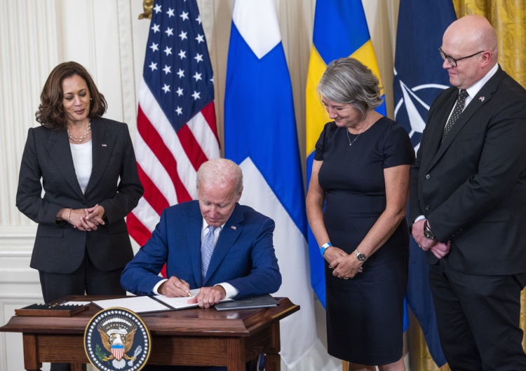  Biden podpisał protokoły akcesyjne wyrażające zgodę na przyjęcie Finlandii i Szwecji do NATO