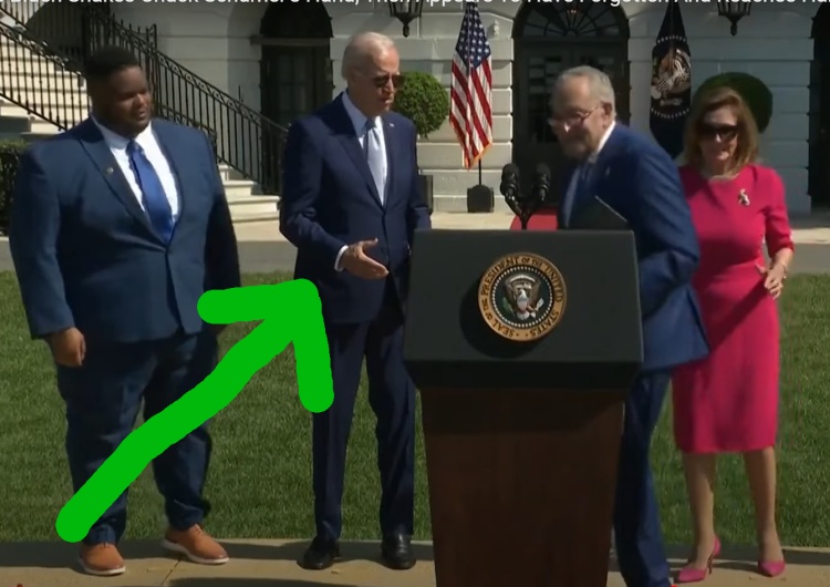 Joe Biden zapomina, że uścisnął rękę senatorowi Chuckowi Shumerowi Biden podaje rękę, by za chwilę o tym zapomnieć. To wideo już stało się viralem [WIDEO]