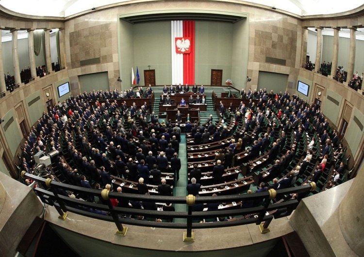 Sejm / Wikipedia CC BY-SA 3,0 pl Kancelaria Senatu RP KO zbliża się do PiS? Jest najnowszy sondaż