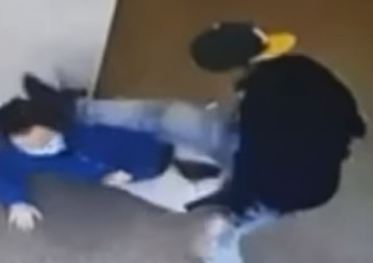  [wideo] Wstrząsające. Grupa nieletnich napadła 70-letnią kobietę przed jej blokiem. Najmłodszy sprawca ma 11 lat