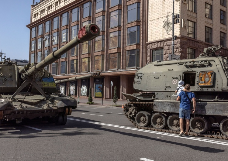 Kijów, 24 sierpnia 2022 r. Wystawa zdobytych rosyjskich pojazdów wojskowych Weteran z Iraku i Afganistanu: Wojsko Putina się ośmiesza