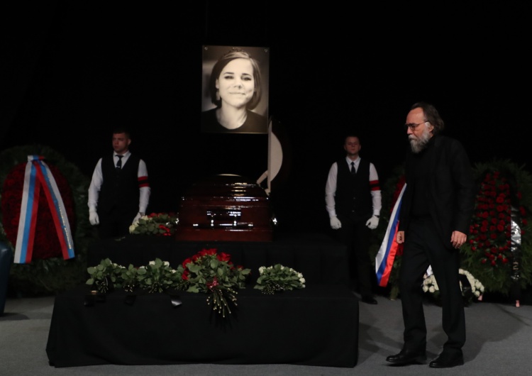  Pogrzeb Darii Duginy z otwartą trumną. Balsamista o spekulacjach wokół stanu ciała zmarłej