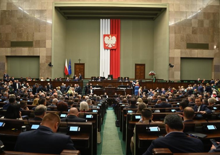 Sejm [najnowszy sondaż] Na kogo chcą głosować Polacy? PiS na czele, ale…