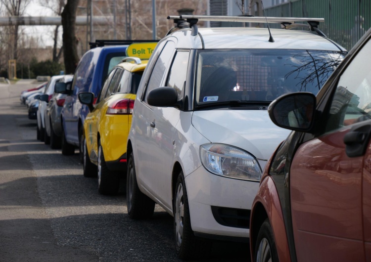  Od września koniec z parkowaniem na chodnikach? Ekspert: „Urzędnicy tak niechlujnie znowelizowali prawo…”