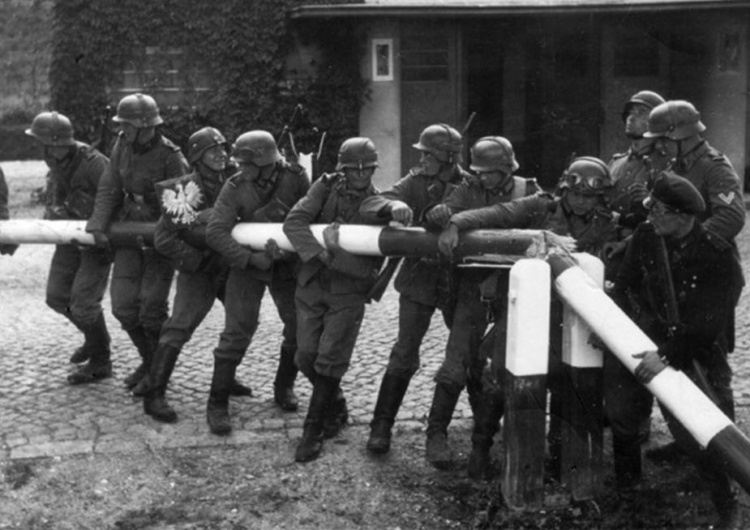 1 września 1939 roku, Niemcy wkraczają do Polski (propagandowe zdjęcie pozowane) 83 lata temu wybuchła II wojna światowa. Niemieckie wojska bez wypowiedzenia wojny zaatakowały Rzeczpospolitą