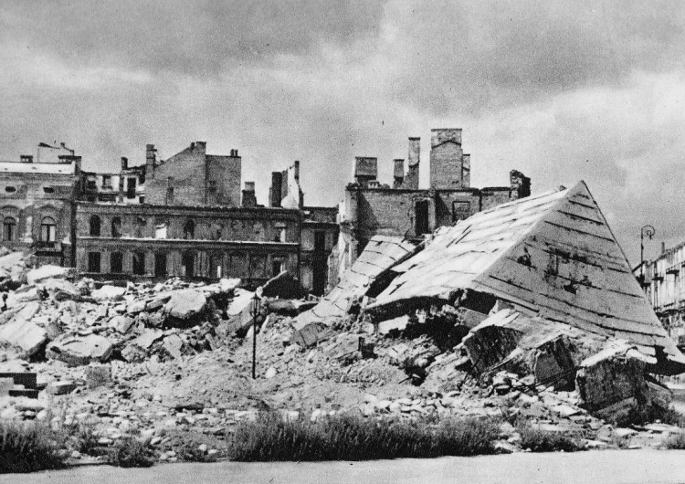 Zniszczony pałac Bruhla w Warszawie „Tagesspiegel”: „1,3 biliona euro to dużo. Ale nie w odniesieniu do 6 milionów polskich ofiar”