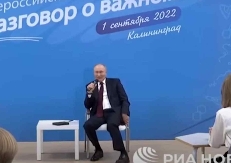 Władimir Putin  Putin rozmawiał z uczniami. Uwagę przykuł jeden szczegół w jego zachowaniu [WIDEO]