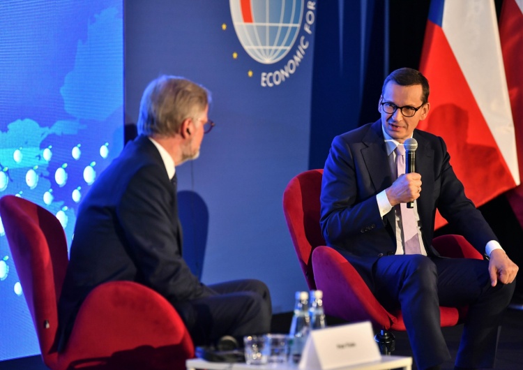 Szefowie rządów Czech i Polski podczas panelu dyskusyjnego 