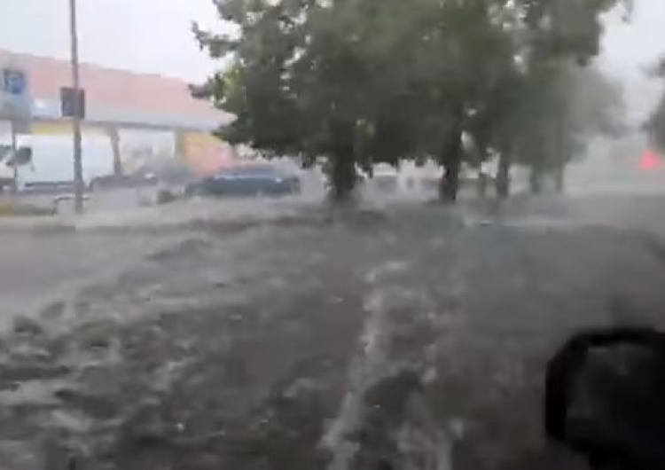  [WIDEO] Zalany Gorzów Wielkopolski! Miasto sparaliżowane po nawałnicy z gradem: osunięte skarpy, powodzie, gigantyczne korki