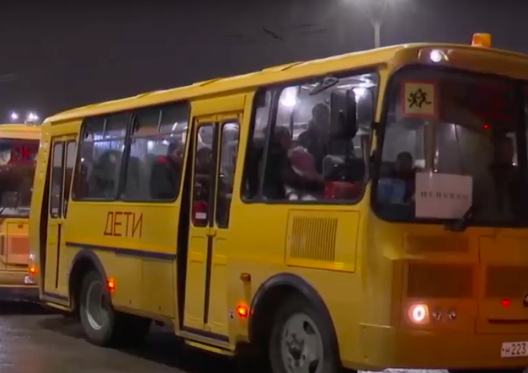 autobusy przewożące dzieci Abp Szewczuk: Rosjanie deportują Ukraińców na Syberię