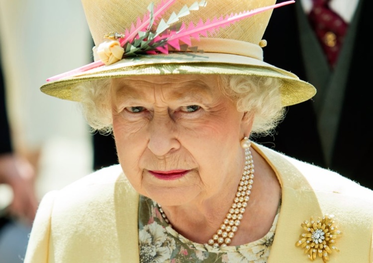 Królowa Elżbieta II Przyczyna śmierci Elżbiety II. Lekarka cytowana przez „Daily Mail” zwraca uwagę na dłonie królowej [FOTO]