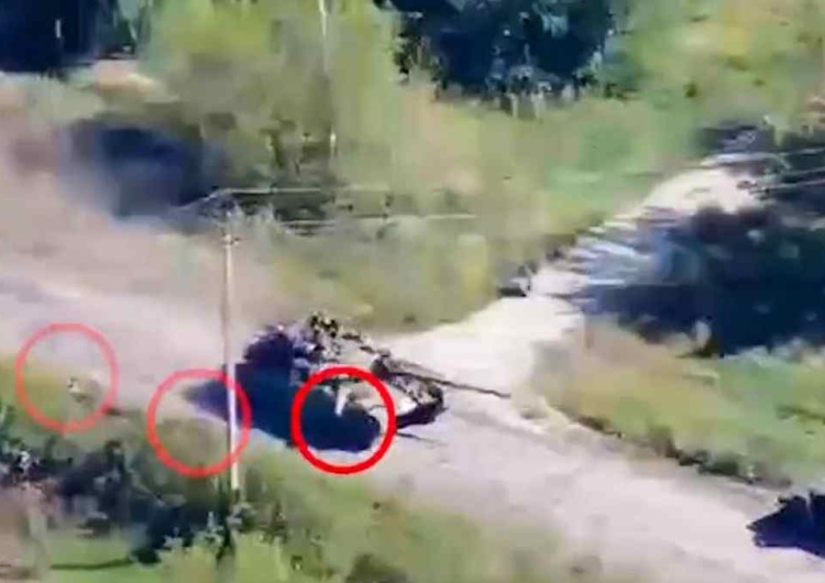 Rosyjski czołg  Rosjanie w panice uciekają z jadącego czołgu. Pokazano nagranie [WIDEO]
