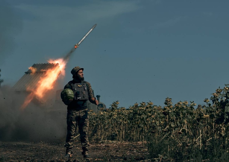 Ukraiński żołnierz na tle systemu rakietowego Grad Ukraiński ekspert o wojnie z Rosją: To jest przełom