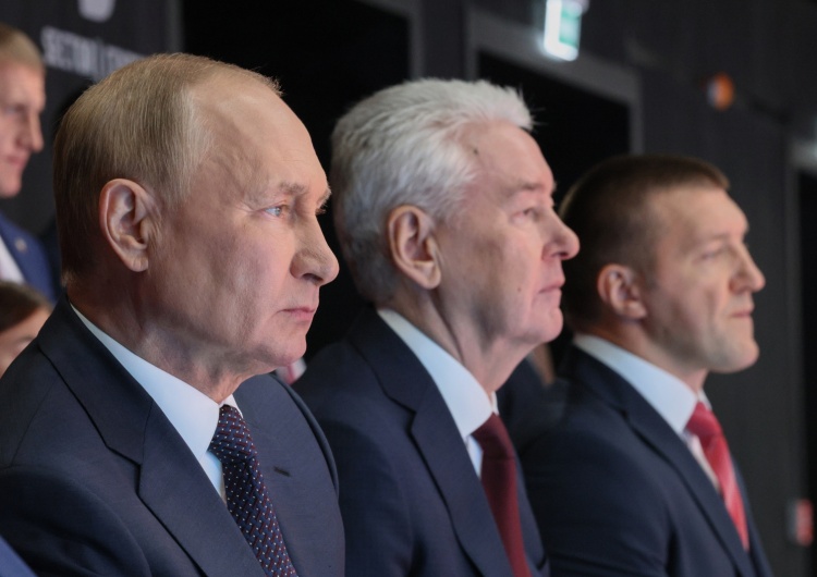 Władimir Putin Eksperci: „Ochroniarze Putina zbierają jego kupę za granicą i zabierają z powrotem do Rosji”