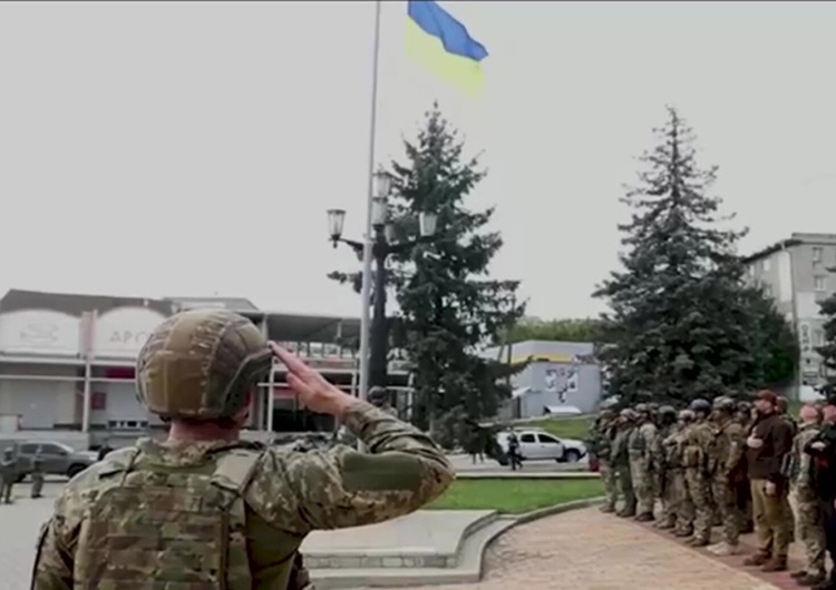 Ukraiński żołnierz salutuje ukraińskiej fladze podniesionej w Bałaklii 