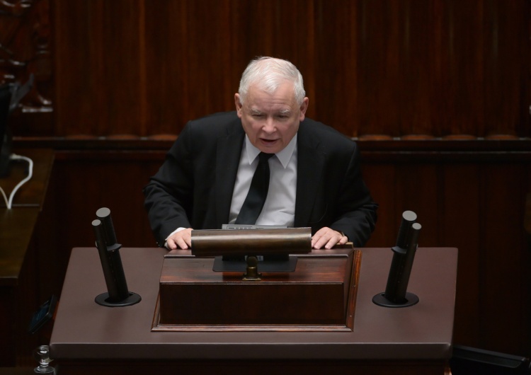  Histeria posłów opozycji w Sejmie. Kaczyński: „Wiedziałem, że tu jest agentura Putina, ale że tak liczna – nie” [WIDEO] 