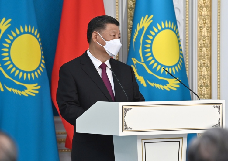 Xi Jinping w Kazachstanie Chiński przywódca Xi Jinping obiecał chronić niepodległość Kazachstanu uznawanego za leżący w rosyjskiej strefie wpływów