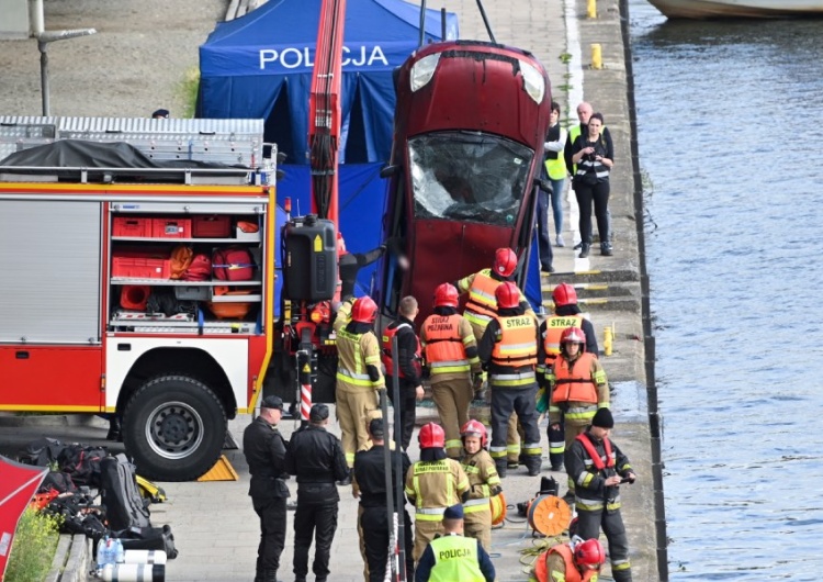  Szczecin: Auto wpadło do Odry. Trwa akcja ratunkowa